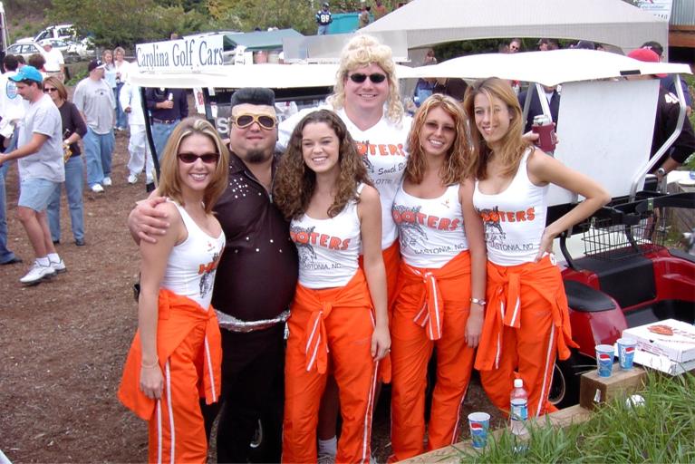 hootersgirlselvisandhooter.jpg